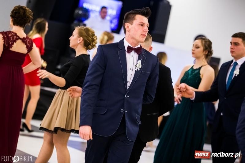 Zdjęcie w galerii na portalu naszraciborz.pl: Ekonomik bawi się na studniówce w Zakrzowie wiadomości z regionu