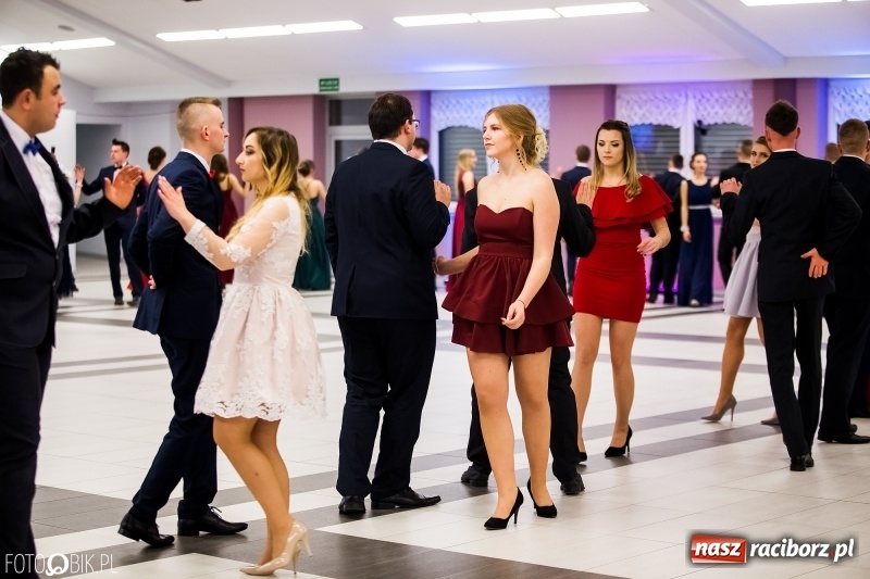 Zdjęcie w galerii na portalu naszraciborz.pl: Ekonomik bawi się na studniówce w Zakrzowie wiadomości z regionu