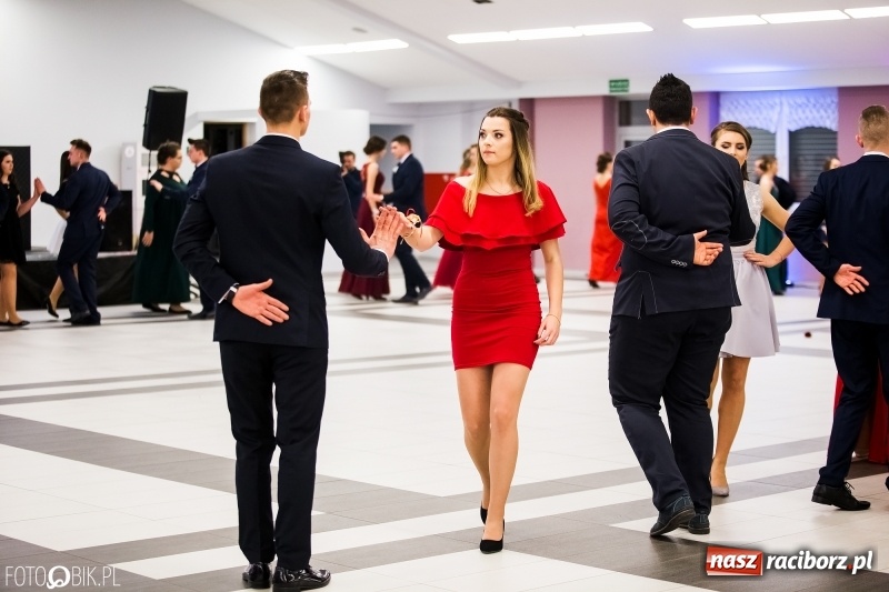 Zdjęcie w galerii na portalu naszraciborz.pl: Ekonomik bawi się na studniówce w Zakrzowie wiadomości z regionu