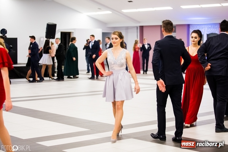 Zdjęcie w galerii na portalu naszraciborz.pl: Ekonomik bawi się na studniówce w Zakrzowie wiadomości z regionu