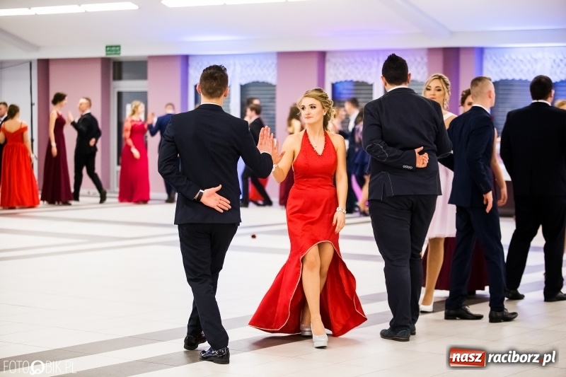 Zdjęcie w galerii na portalu naszraciborz.pl: Ekonomik bawi się na studniówce w Zakrzowie wiadomości z regionu