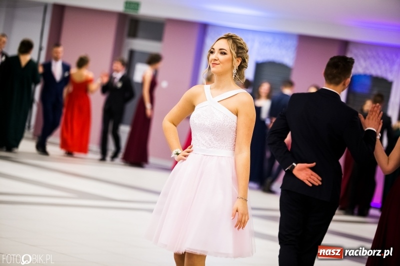 Zdjęcie w galerii na portalu naszraciborz.pl: Ekonomik bawi się na studniówce w Zakrzowie wiadomości z regionu