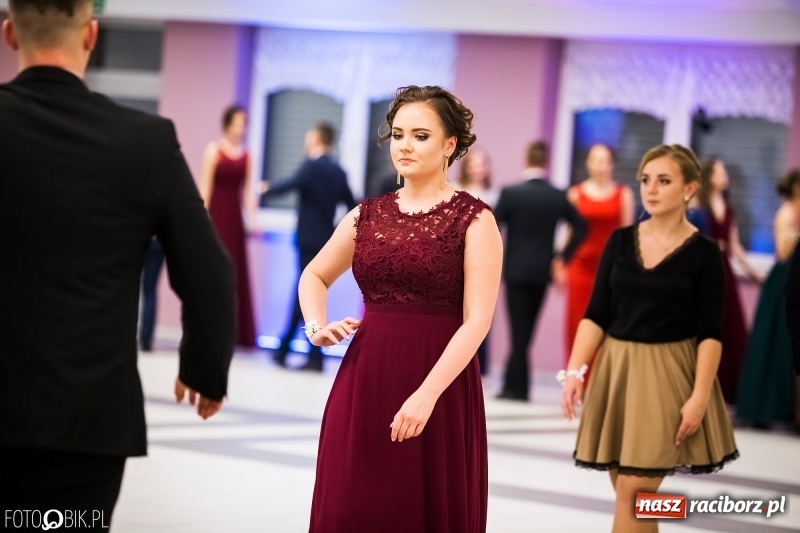 Zdjęcie w galerii na portalu naszraciborz.pl: Ekonomik bawi się na studniówce w Zakrzowie wiadomości z regionu