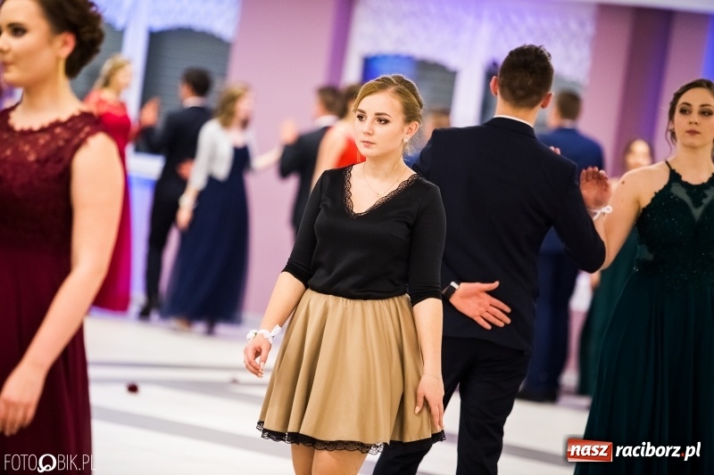 Zdjęcie w galerii na portalu naszraciborz.pl: Ekonomik bawi się na studniówce w Zakrzowie wiadomości z regionu