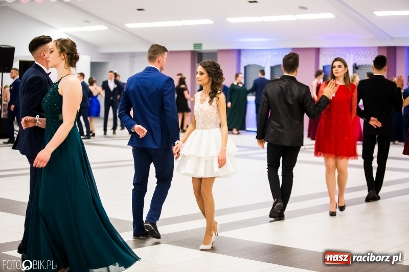 Zdjęcie w galerii na portalu naszraciborz.pl: Ekonomik bawi się na studniówce w Zakrzowie wiadomości z regionu