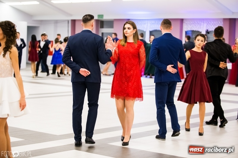 Zdjęcie w galerii na portalu naszraciborz.pl: Ekonomik bawi się na studniówce w Zakrzowie wiadomości z regionu