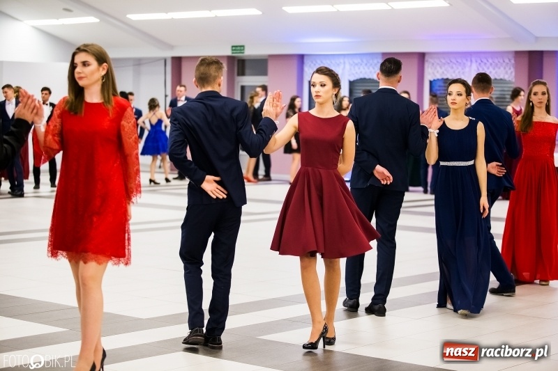 Zdjęcie w galerii na portalu naszraciborz.pl: Ekonomik bawi się na studniówce w Zakrzowie wiadomości z regionu