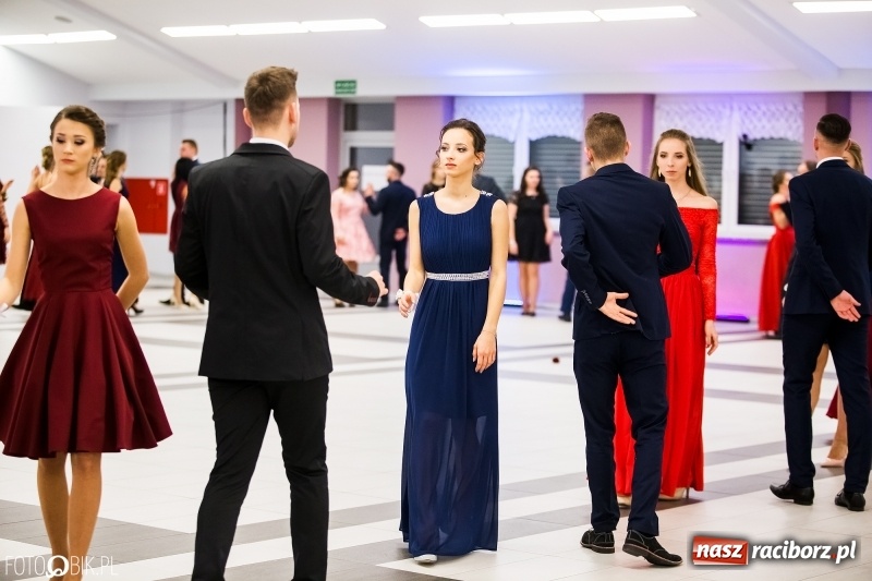 Zdjęcie w galerii na portalu naszraciborz.pl: Ekonomik bawi się na studniówce w Zakrzowie wiadomości z regionu