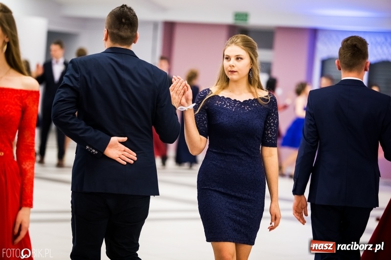 Zdjęcie w galerii na portalu naszraciborz.pl: Ekonomik bawi się na studniówce w Zakrzowie wiadomości z regionu