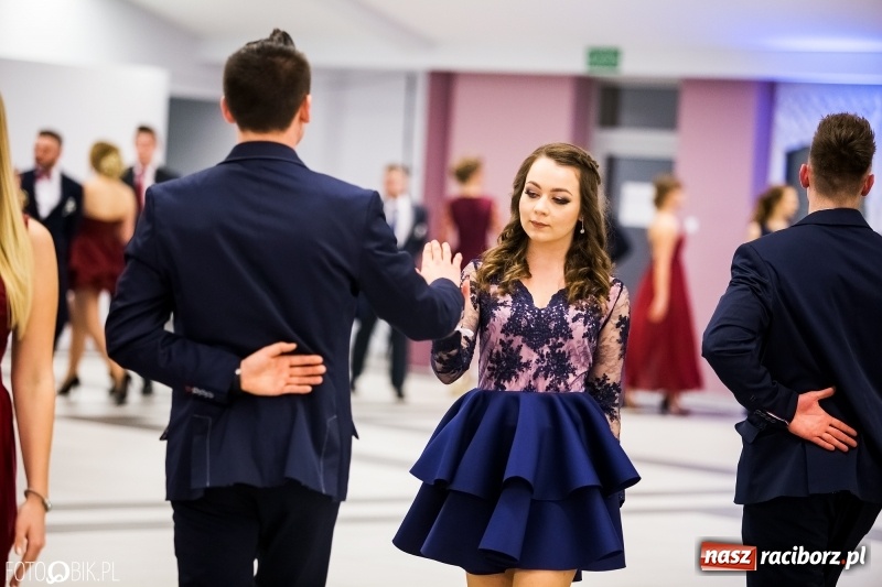 Zdjęcie w galerii na portalu naszraciborz.pl: Ekonomik bawi się na studniówce w Zakrzowie wiadomości z regionu