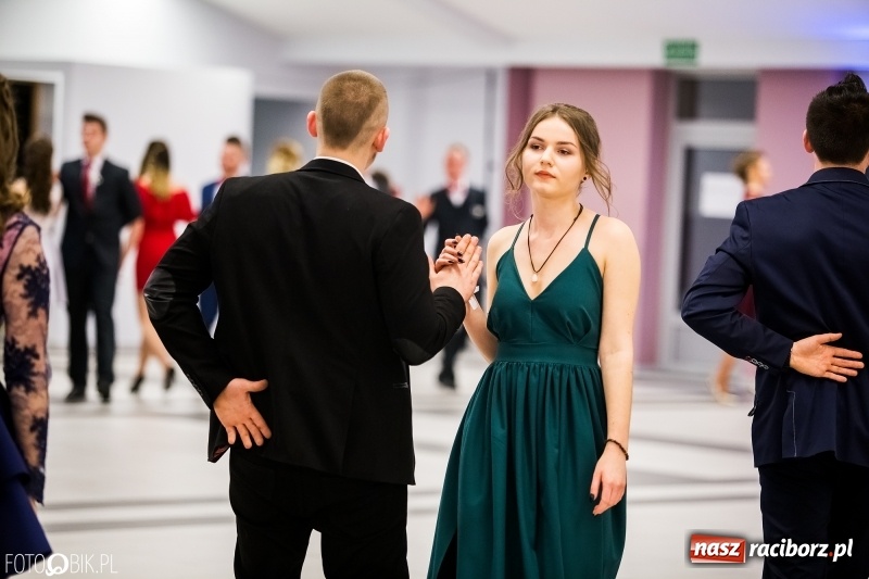 Zdjęcie w galerii na portalu naszraciborz.pl: Ekonomik bawi się na studniówce w Zakrzowie wiadomości z regionu