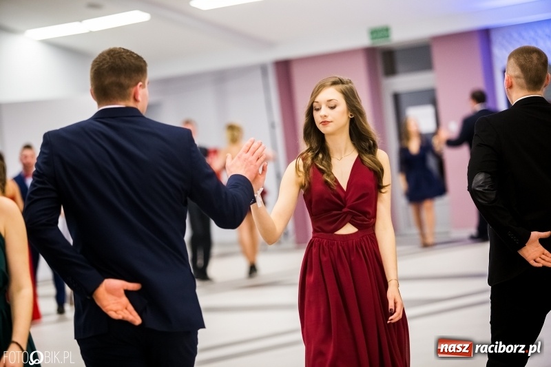 Zdjęcie w galerii na portalu naszraciborz.pl: Ekonomik bawi się na studniówce w Zakrzowie wiadomości z regionu