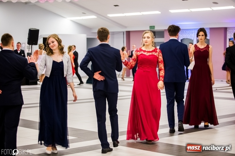 Zdjęcie w galerii na portalu naszraciborz.pl: Ekonomik bawi się na studniówce w Zakrzowie wiadomości z regionu