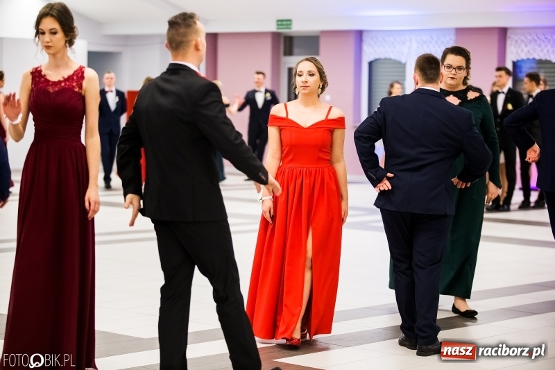 Zdjęcie w galerii na portalu naszraciborz.pl: Ekonomik bawi się na studniówce w Zakrzowie wiadomości z regionu