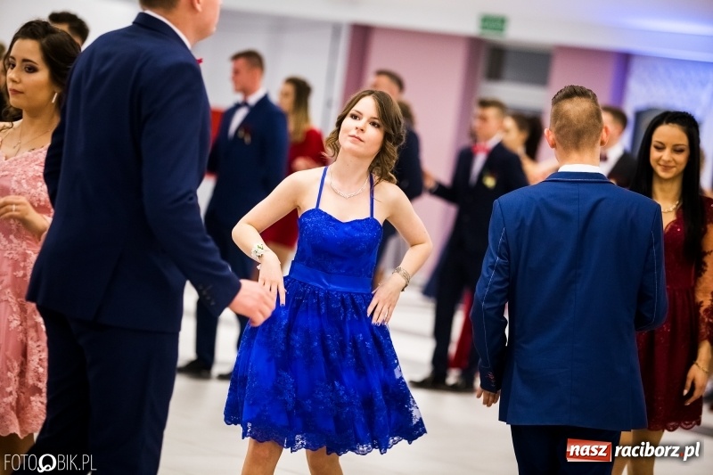 Zdjęcie w galerii na portalu naszraciborz.pl: Ekonomik bawi się na studniówce w Zakrzowie wiadomości z regionu