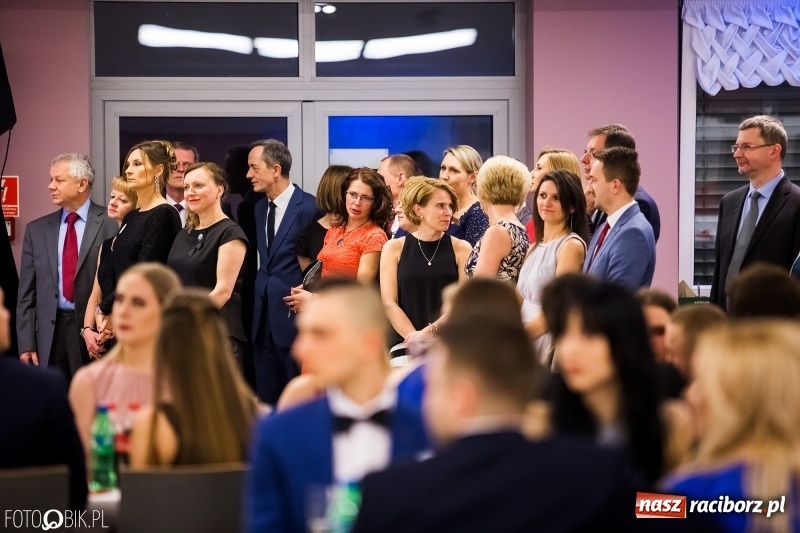 Zdjęcie w galerii na portalu naszraciborz.pl: Ekonomik bawi się na studniówce w Zakrzowie wiadomości z regionu