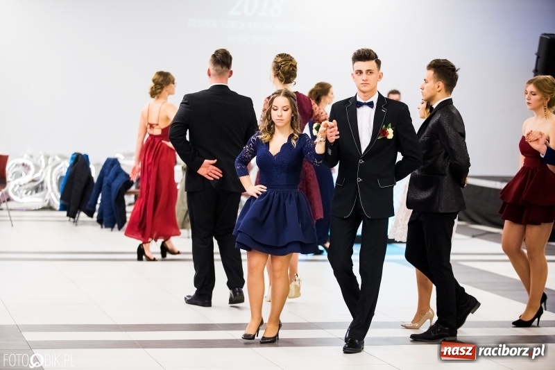 Zdjęcie w galerii na portalu naszraciborz.pl: Ekonomik bawi się na studniówce w Zakrzowie wiadomości z regionu