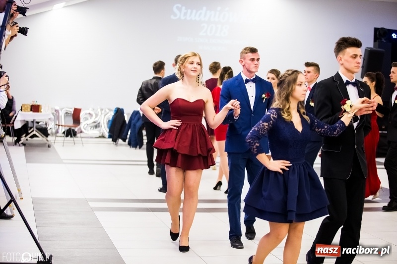 Zdjęcie w galerii na portalu naszraciborz.pl: Ekonomik bawi się na studniówce w Zakrzowie wiadomości z regionu