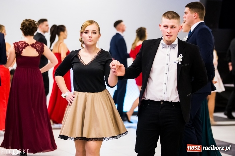 Zdjęcie w galerii na portalu naszraciborz.pl: Ekonomik bawi się na studniówce w Zakrzowie wiadomości z regionu