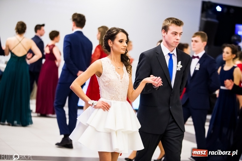 Zdjęcie w galerii na portalu naszraciborz.pl: Ekonomik bawi się na studniówce w Zakrzowie wiadomości z regionu