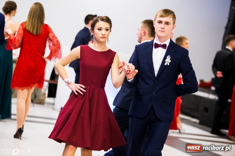 Zdjęcie w galerii na portalu naszraciborz.pl: Ekonomik bawi się na studniówce w Zakrzowie wiadomości z regionu