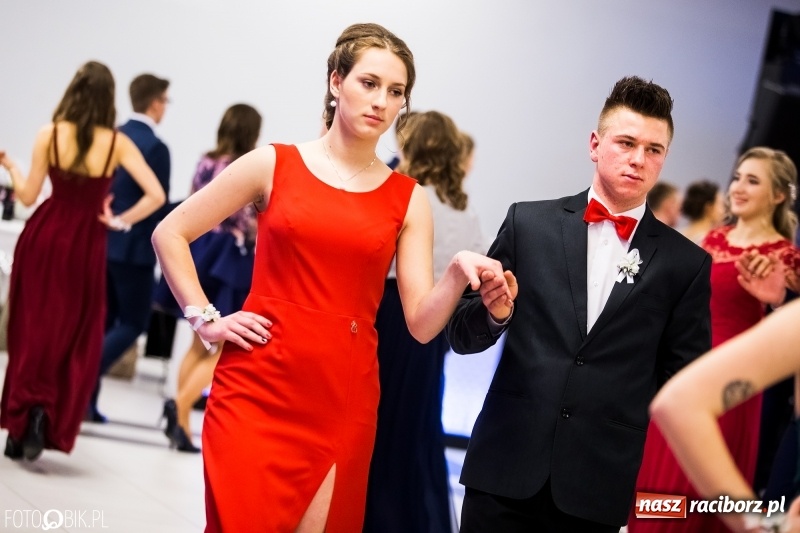 Zdjęcie w galerii na portalu naszraciborz.pl: Ekonomik bawi się na studniówce w Zakrzowie wiadomości z regionu