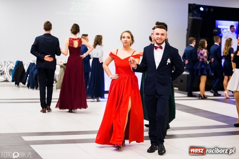 Zdjęcie w galerii na portalu naszraciborz.pl: Ekonomik bawi się na studniówce w Zakrzowie wiadomości z regionu