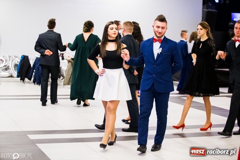 Zdjęcie w galerii na portalu naszraciborz.pl: Ekonomik bawi się na studniówce w Zakrzowie wiadomości z regionu