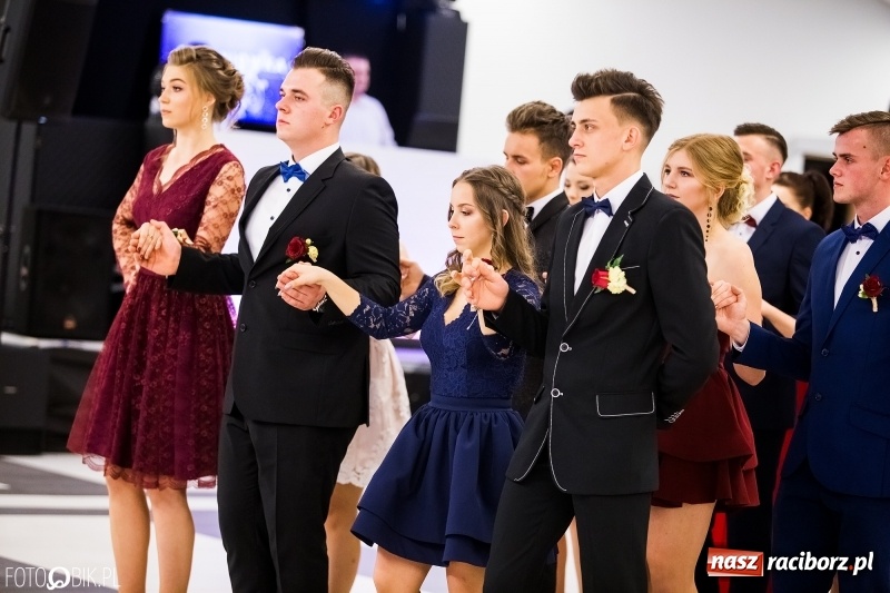 Zdjęcie w galerii na portalu naszraciborz.pl: Ekonomik bawi się na studniówce w Zakrzowie wiadomości z regionu