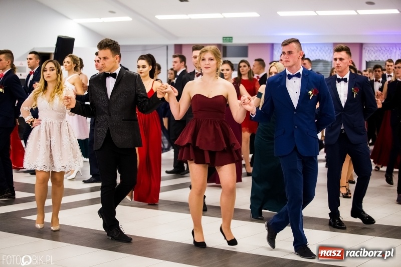 Zdjęcie w galerii na portalu naszraciborz.pl: Ekonomik bawi się na studniówce w Zakrzowie wiadomości z regionu