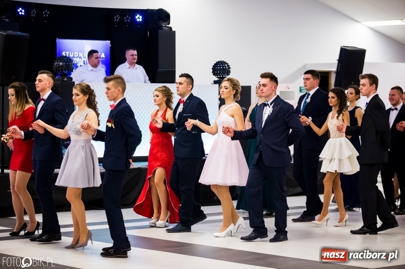 Zdjęcie w galerii na portalu naszraciborz.pl: Ekonomik bawi się na studniówce w Zakrzowie wiadomości z regionu