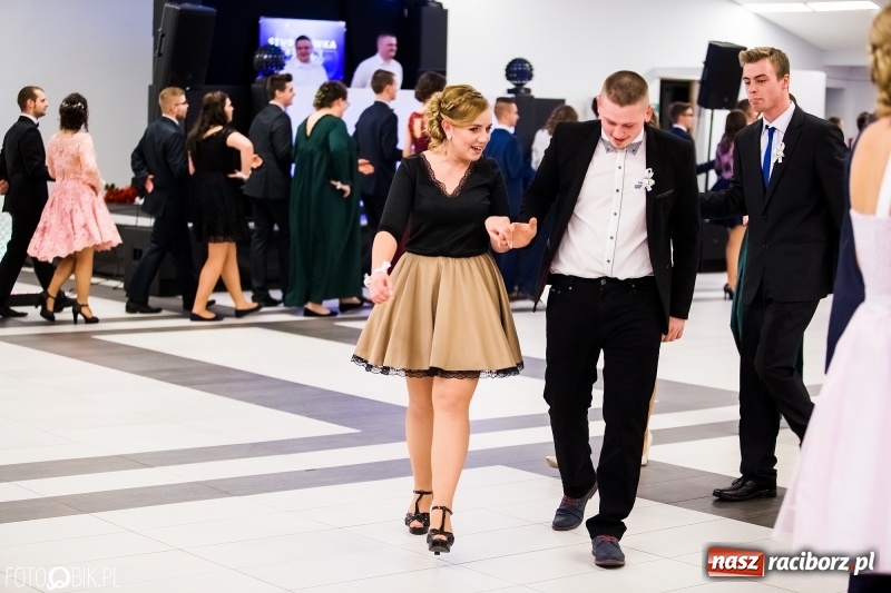 Zdjęcie w galerii na portalu naszraciborz.pl: Ekonomik bawi się na studniówce w Zakrzowie wiadomości z regionu