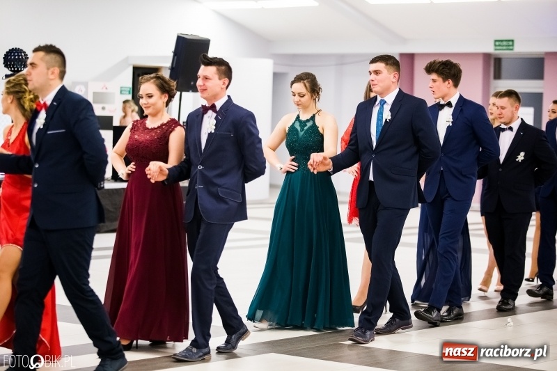 Zdjęcie w galerii na portalu naszraciborz.pl: Ekonomik bawi się na studniówce w Zakrzowie wiadomości z regionu