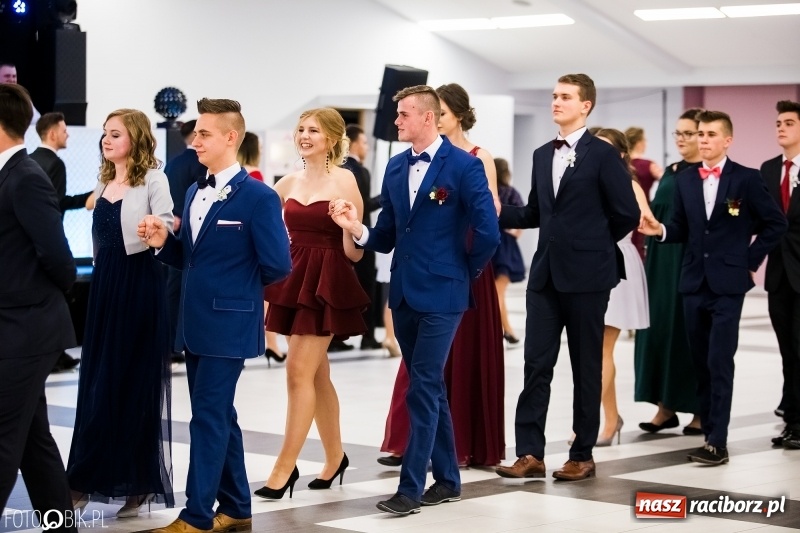 Zdjęcie w galerii na portalu naszraciborz.pl: Ekonomik bawi się na studniówce w Zakrzowie wiadomości z regionu