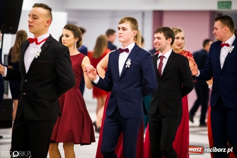 Zdjęcie w galerii na portalu naszraciborz.pl: Ekonomik bawi się na studniówce w Zakrzowie wiadomości z regionu