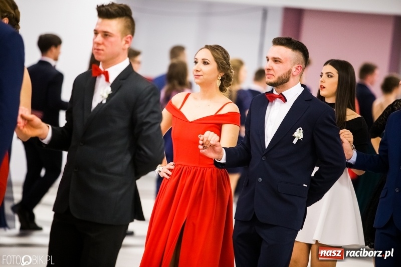 Zdjęcie w galerii na portalu naszraciborz.pl: Ekonomik bawi się na studniówce w Zakrzowie wiadomości z regionu