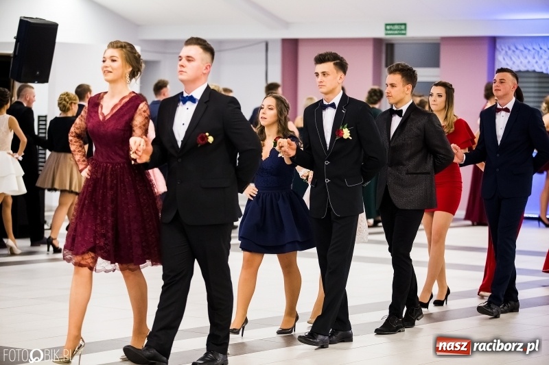 Zdjęcie w galerii na portalu naszraciborz.pl: Ekonomik bawi się na studniówce w Zakrzowie wiadomości z regionu