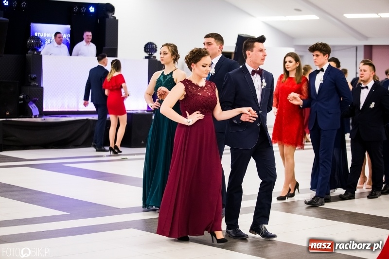 Zdjęcie w galerii na portalu naszraciborz.pl: Ekonomik bawi się na studniówce w Zakrzowie wiadomości z regionu