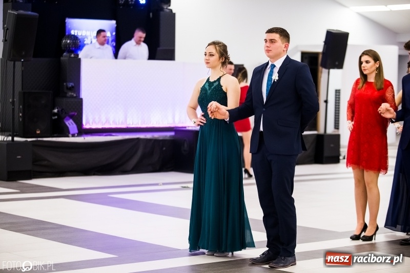 Zdjęcie w galerii na portalu naszraciborz.pl: Ekonomik bawi się na studniówce w Zakrzowie wiadomości z regionu