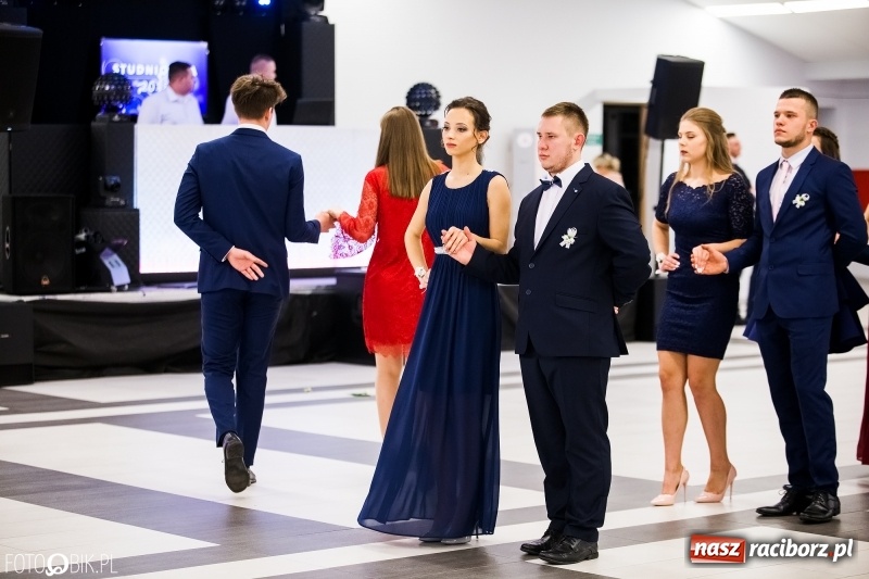 Zdjęcie w galerii na portalu naszraciborz.pl: Ekonomik bawi się na studniówce w Zakrzowie wiadomości z regionu