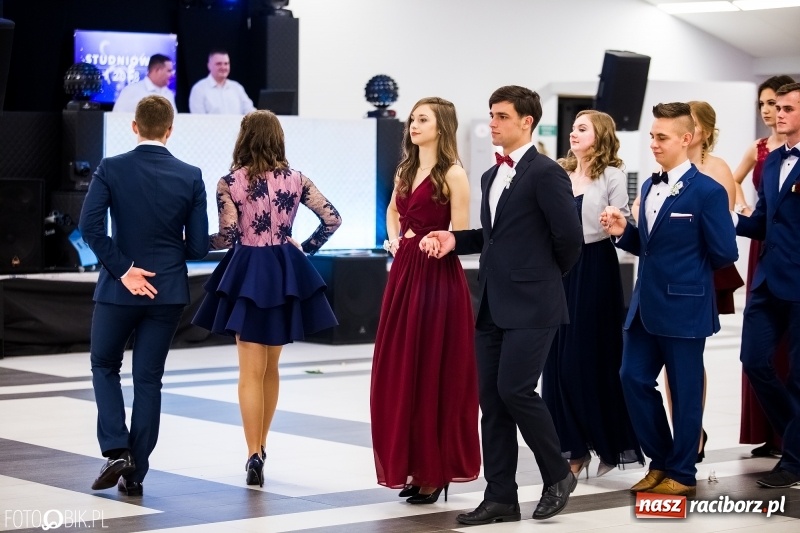 Zdjęcie w galerii na portalu naszraciborz.pl: Ekonomik bawi się na studniówce w Zakrzowie wiadomości z regionu