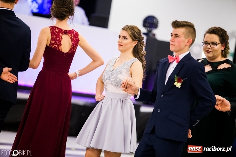 Zdjęcie w galerii na portalu naszraciborz.pl: Ekonomik bawi się na studniówce w Zakrzowie wiadomości z regionu