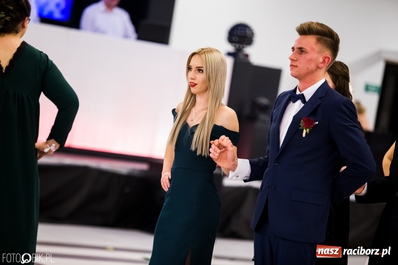 Zdjęcie w galerii na portalu naszraciborz.pl: Ekonomik bawi się na studniówce w Zakrzowie wiadomości z regionu