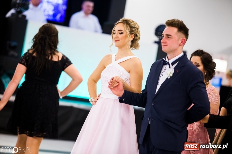 Zdjęcie w galerii na portalu naszraciborz.pl: Ekonomik bawi się na studniówce w Zakrzowie wiadomości z regionu