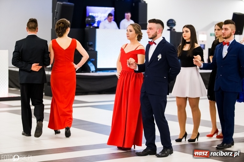 Zdjęcie w galerii na portalu naszraciborz.pl: Ekonomik bawi się na studniówce w Zakrzowie wiadomości z regionu