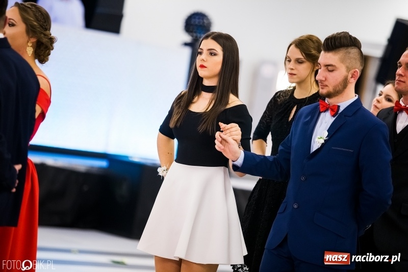 Zdjęcie w galerii na portalu naszraciborz.pl: Ekonomik bawi się na studniówce w Zakrzowie wiadomości z regionu