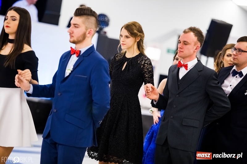 Zdjęcie w galerii na portalu naszraciborz.pl: Ekonomik bawi się na studniówce w Zakrzowie wiadomości z regionu