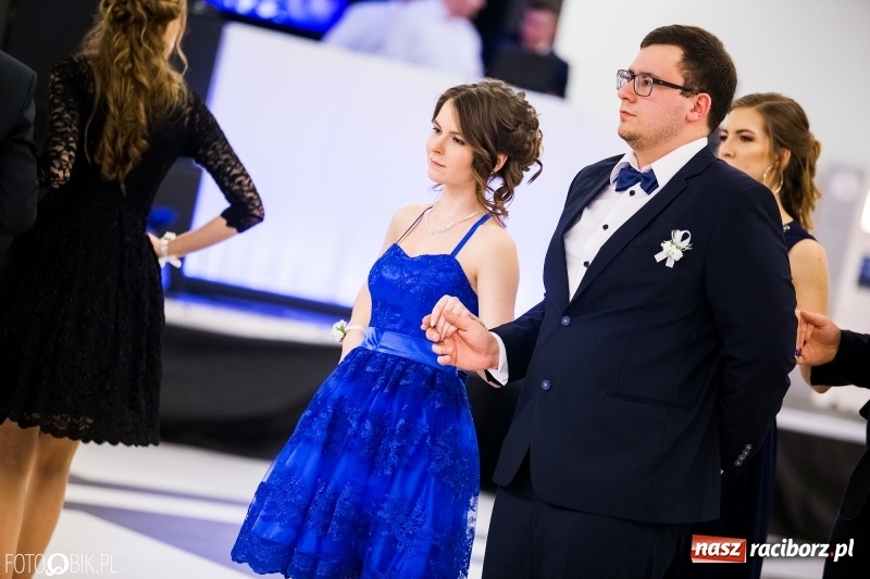 Zdjęcie w galerii na portalu naszraciborz.pl: Ekonomik bawi się na studniówce w Zakrzowie wiadomości z regionu