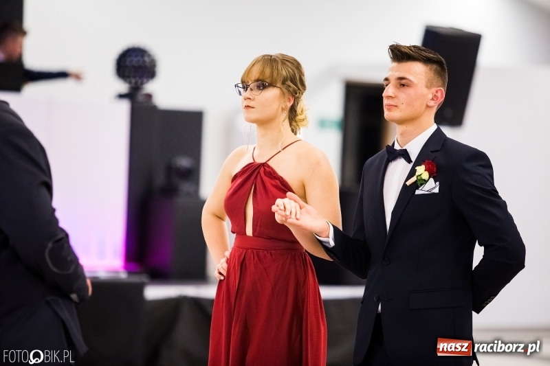 Zdjęcie w galerii na portalu naszraciborz.pl: Ekonomik bawi się na studniówce w Zakrzowie wiadomości z regionu