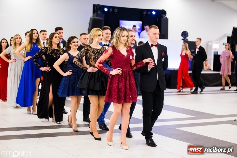 Zdjęcie w galerii na portalu naszraciborz.pl: Ekonomik bawi się na studniówce w Zakrzowie wiadomości z regionu